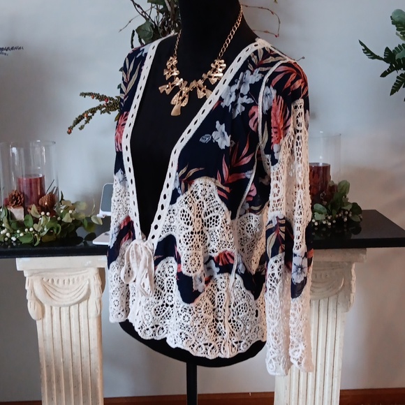 A Very Cute Floral Lacey Cardigan Size Sm - Picture 3 of 13